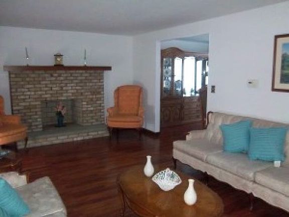 4th image of 833 Donegal Dr E