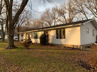 302 Hall Dr, Roberts, IL 60962