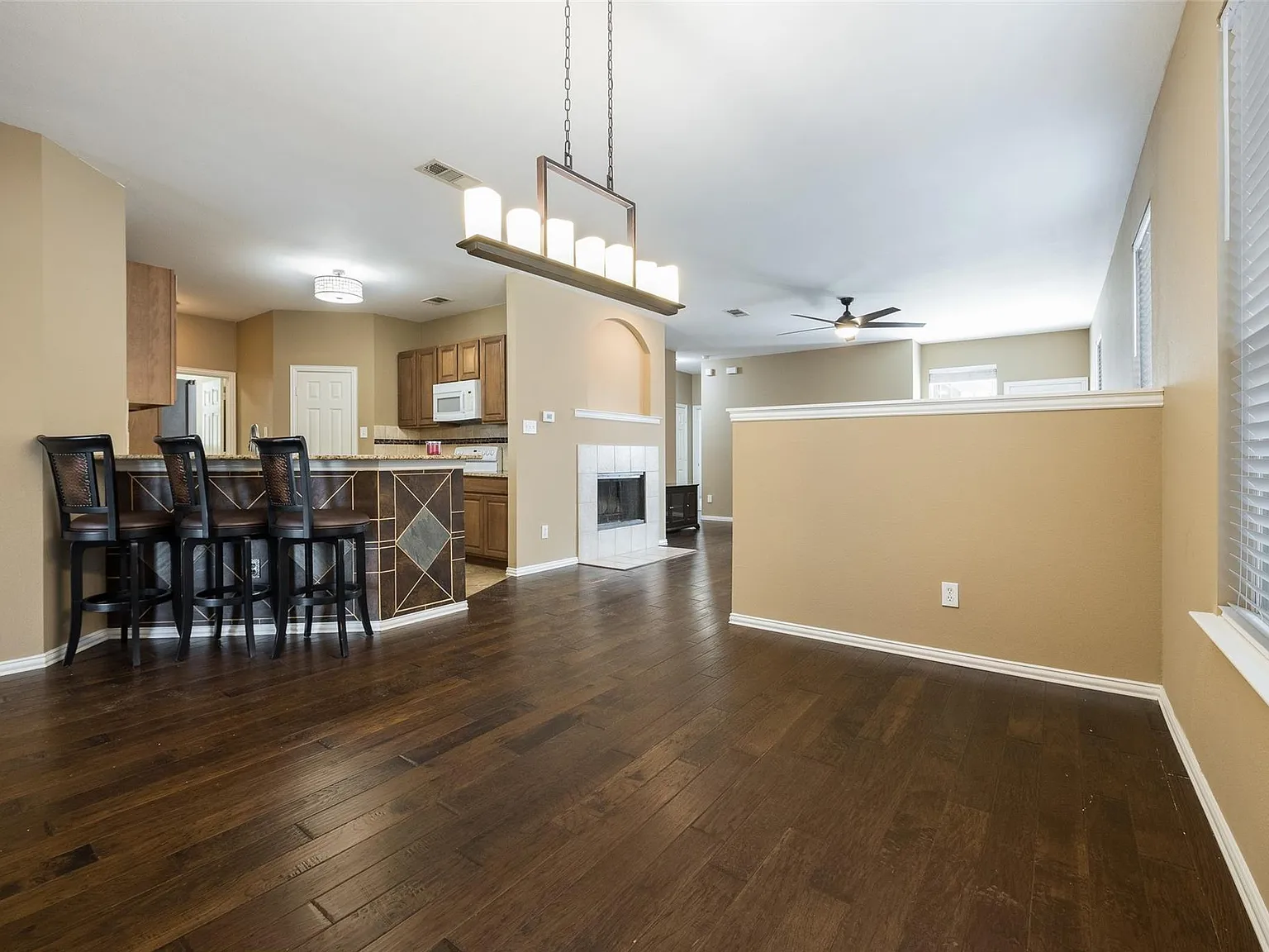 3 bed, 1924 sqft, $1,995 — Photo 4