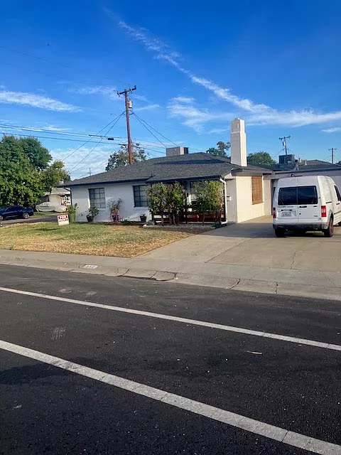 3 bed, 1090 sqft, $2,200 — Photo 1