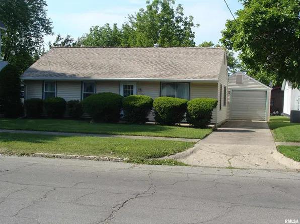 215 W Vine St, Canton, IL 61520