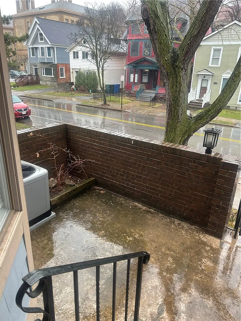 2 bed, 1.5 bath, 1226 sqft, $2,000 — Photo 2