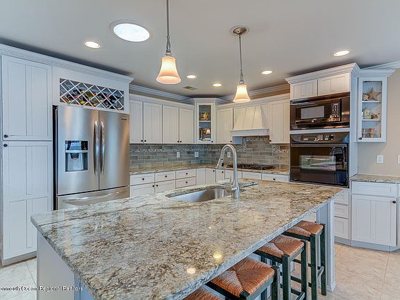 4th image of 3301 Long Point Dr