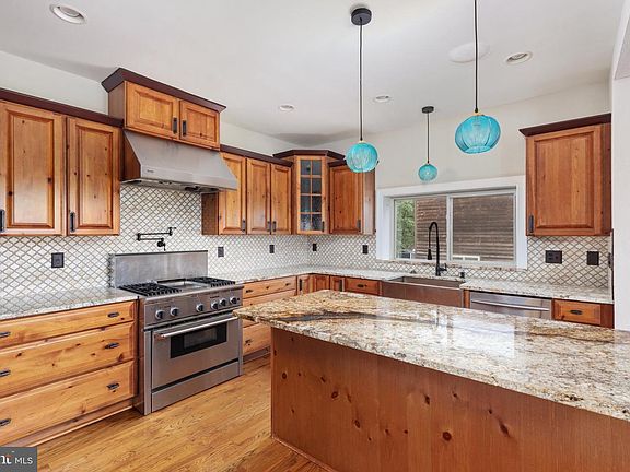 4th image of 111 Waterside Ln