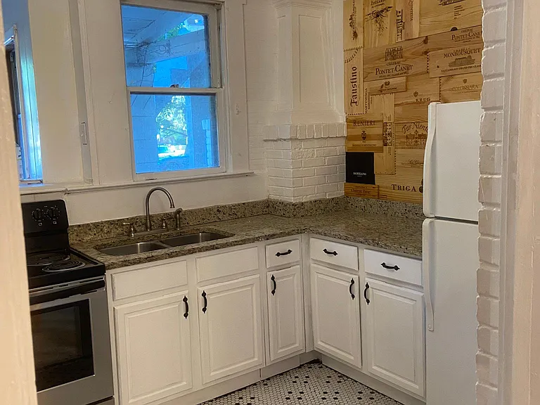 616 W Azeele St #1 — Photo 7