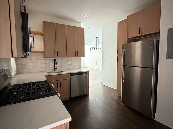 3rd image of 1676 W Bryn Mawr Ave #2