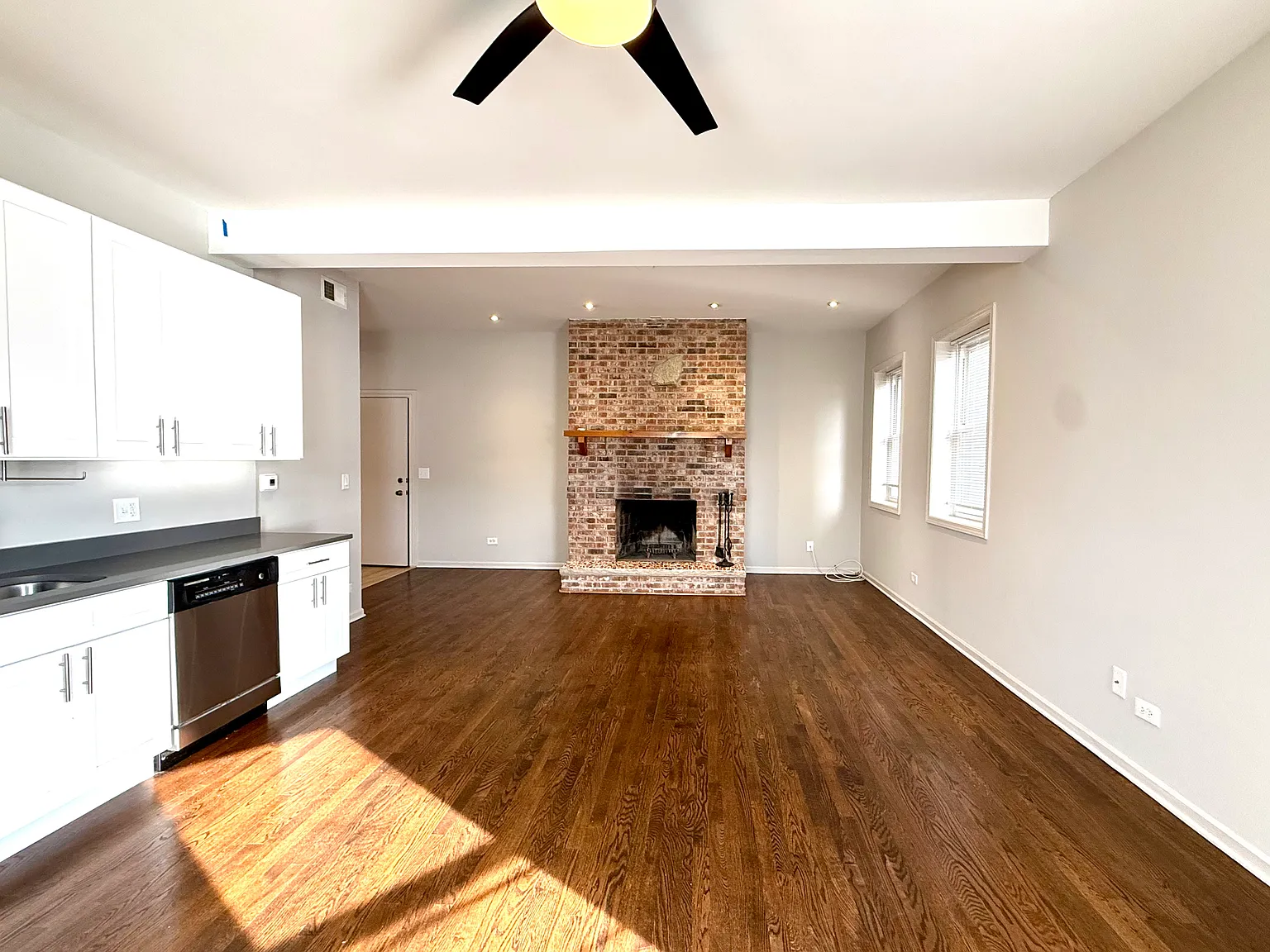 617 W Drummond Pl — Photo 2