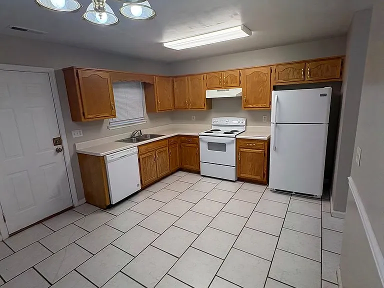 1106 Carline Rd — Photo 2