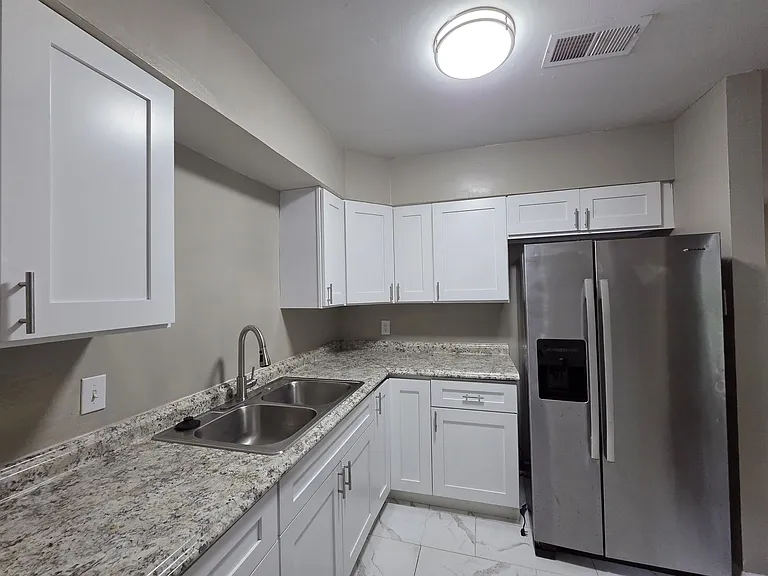 1706 Echles St — Photo 16