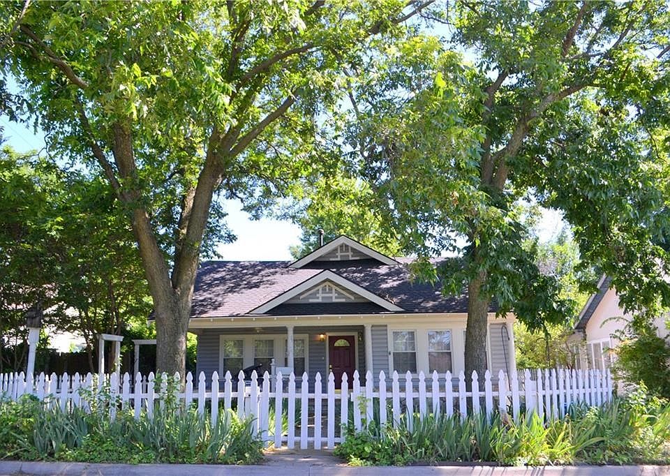 Great curb appeal and craftsman style!