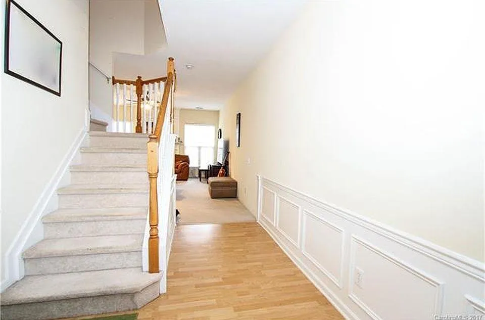 Foyer - 12437 Dunford St