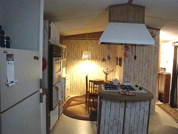 5th image of 233 London Dr