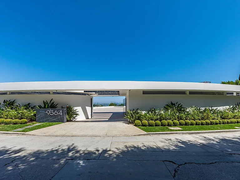 9364 Beverly Crest Dr — Photo 2