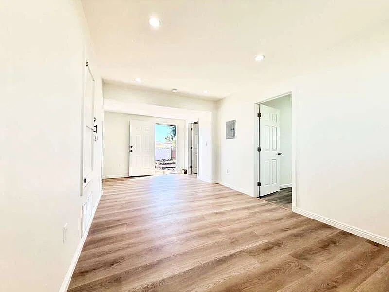 3 bed, 2.0 bath, 902 sqft, $3,595 — Photo 2
