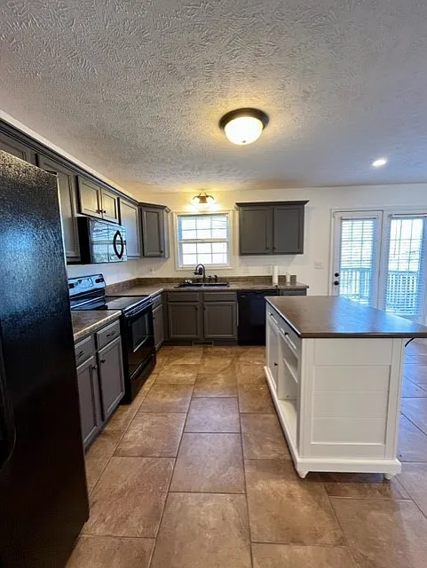 3 bed, 1979 sqft, $1,850 — Photo 2
