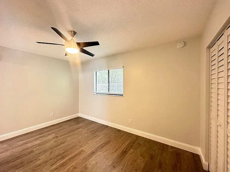Lakeside Cove Apartments — Photo 6