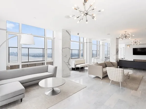 635 West 42nd Street image 14 of 22