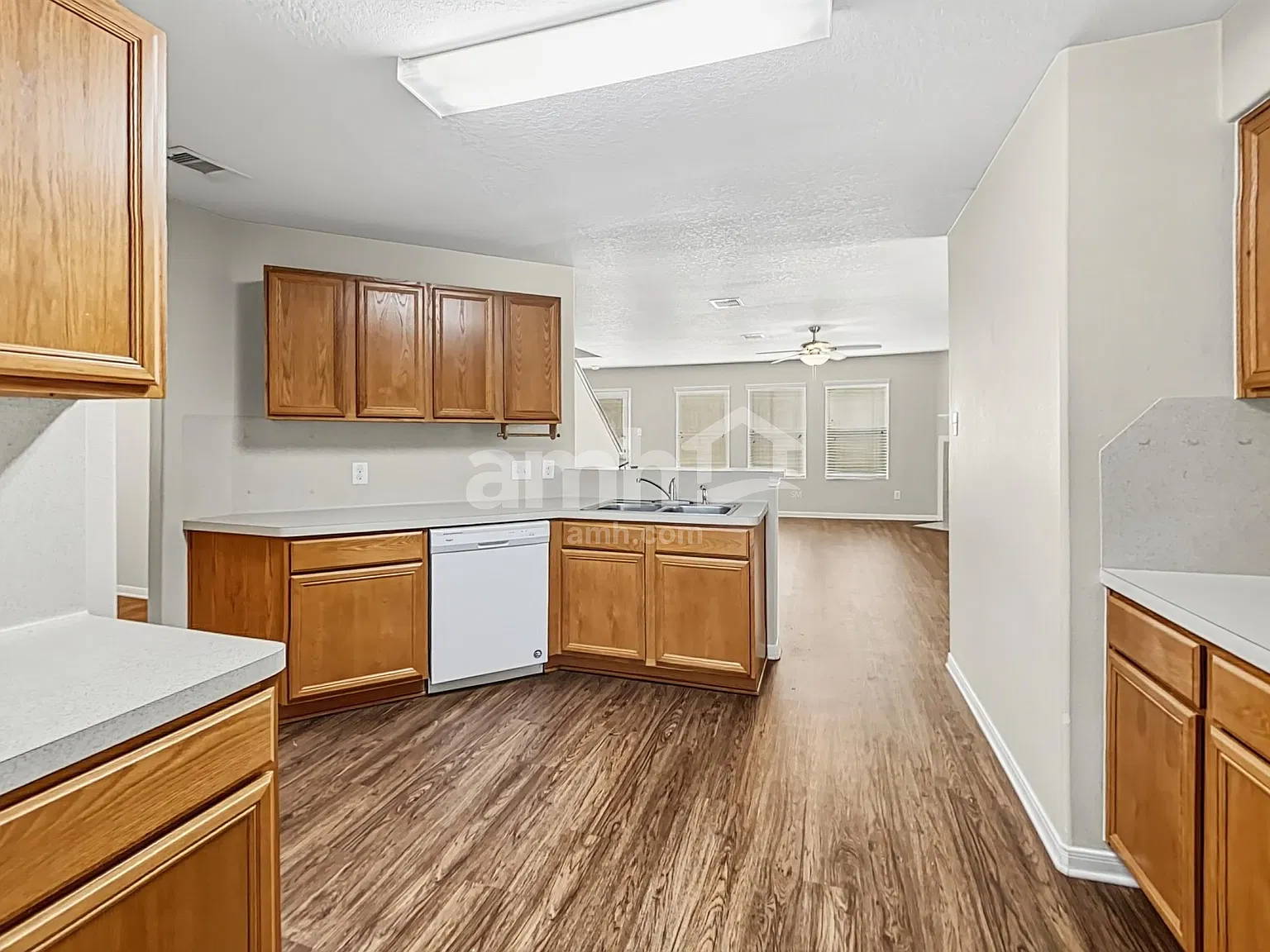 5 bed, 2.5 bath, 2695 sqft, $2,300 — Photo 4
