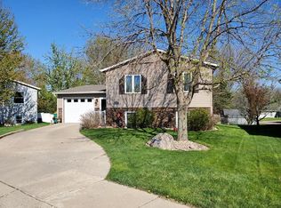 524 River Bluff Dr, Windom, MN 56101