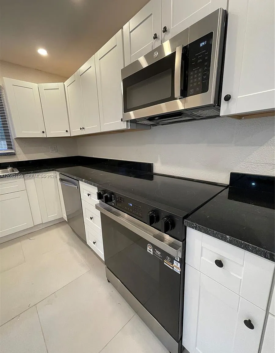 4 bed, 2.0 bath, 1412 sqft, $3,600 — Photo 3