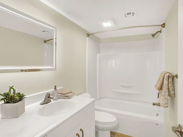 Twin Lakes Apartments — Photo 7