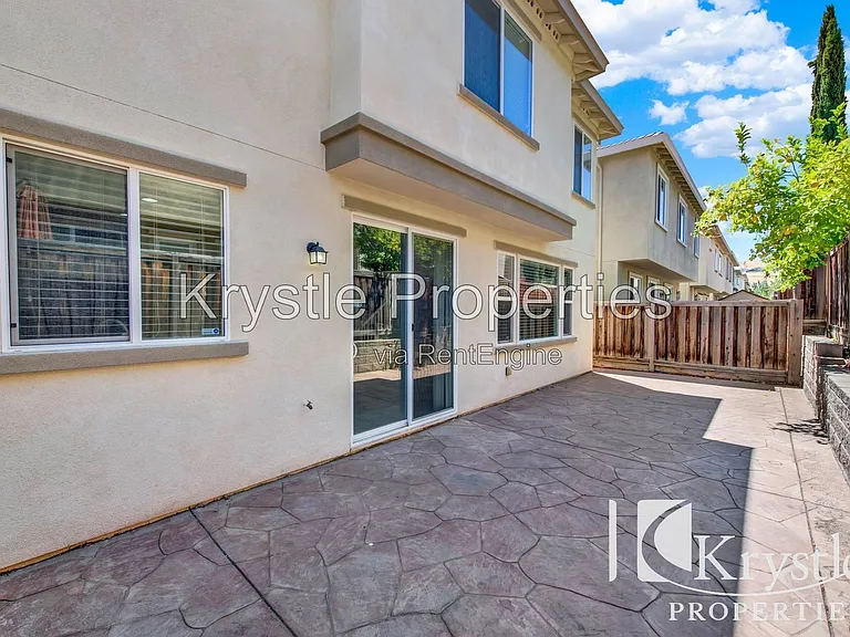 1649 Roma Dr — Photo 32