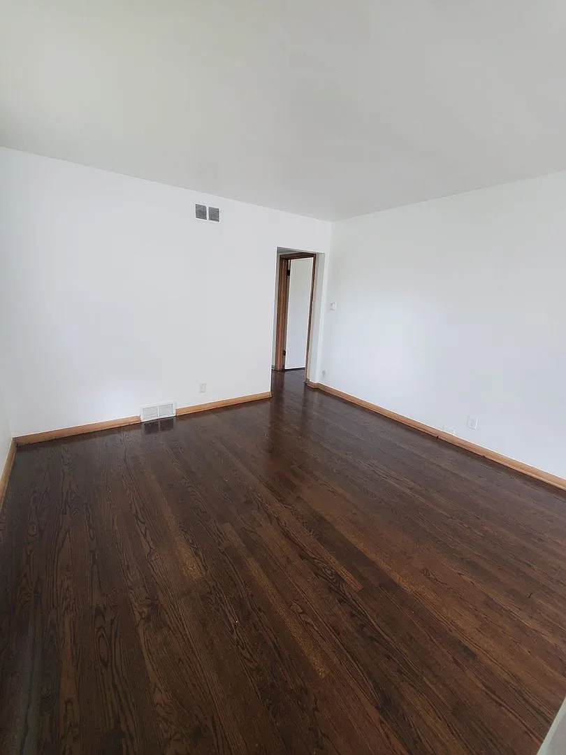 3 Bedroom Single Family — Photo 2