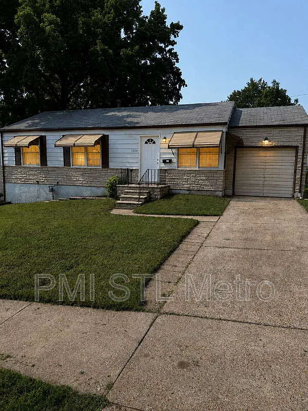 3 bed, 1.0 bath, 912 sqft, $1,325 — Photo 1
