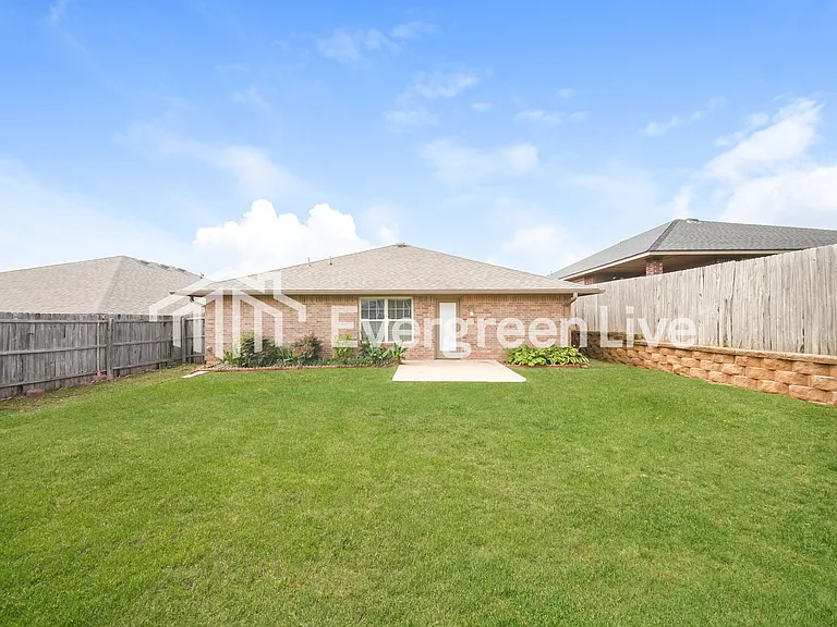 10701 SE 26th St — Photo 15