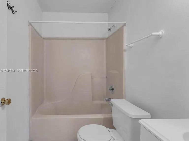 768 SW 9th St — Photo 14