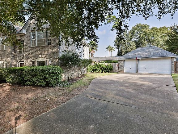 2nd image of 2923 Parkwood Dr