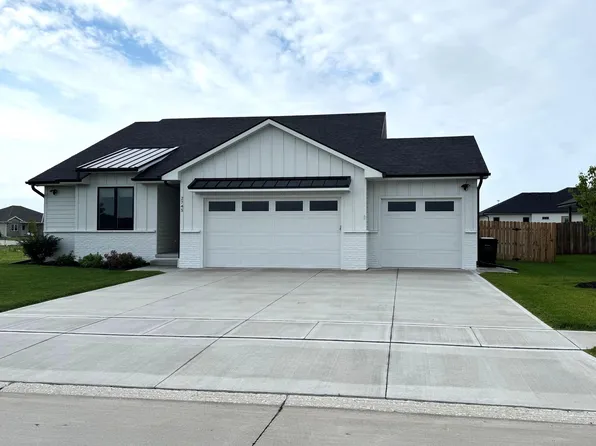 2745 Samuel Dr, Fremont, NE 68025