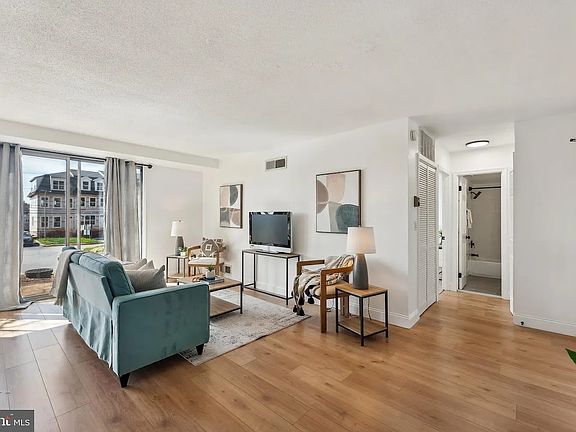 5th image of 4405 Oglethorpe St #105