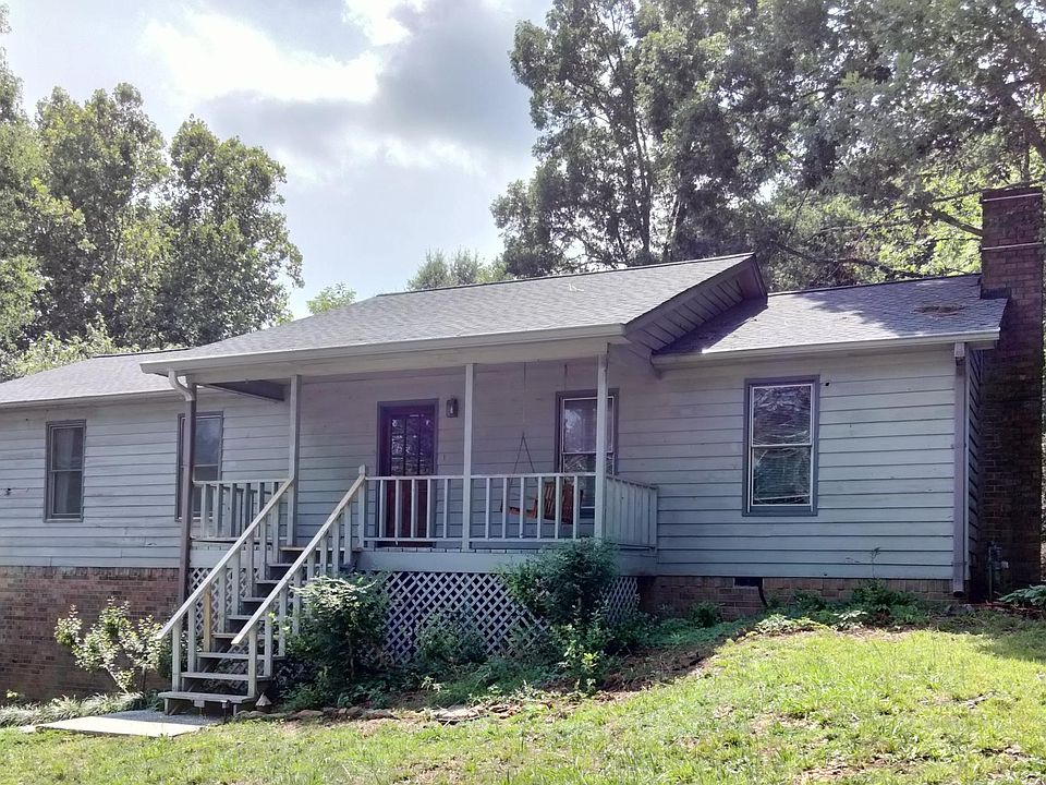 Single level with 3/4 basement, double garage with automatic opener. Basement workshop and tons of storage