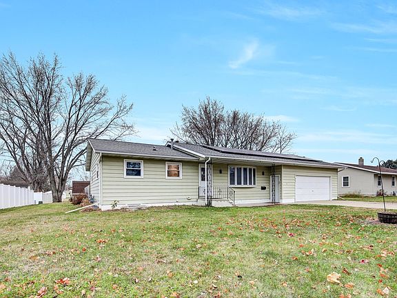 3rd image of 905 Apple Ln