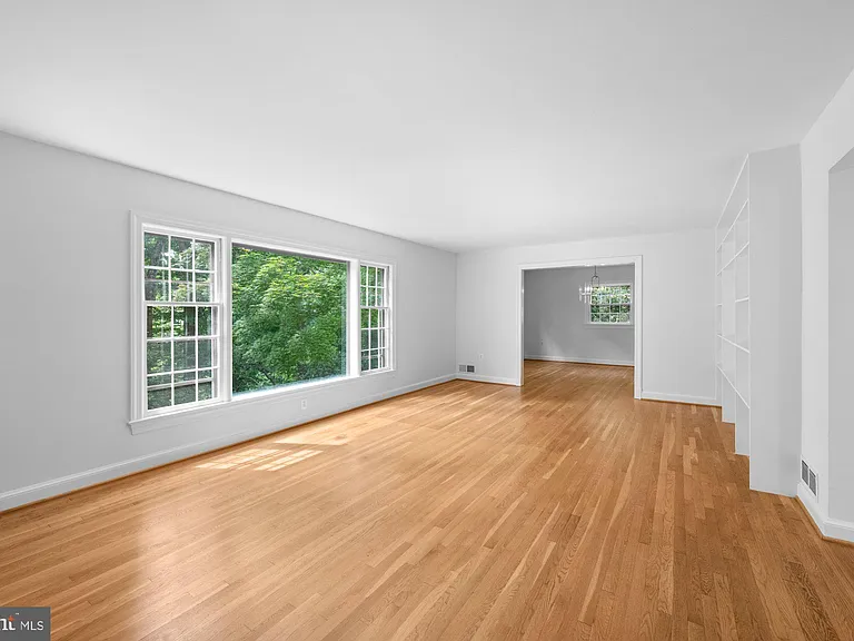 2816 Ellicott St NW — Photo 3