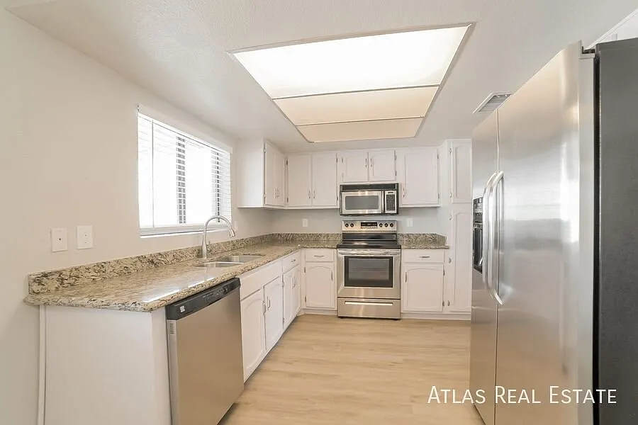 One-of-a-kind! Single Level 3 Bed/2 Bath! In Glendale! Granite Counters, New Stainless Steel Appl... — Photo 4