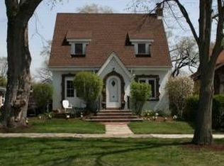 303 S Hi Lusi Ave, Mount Prospect, IL 60056
