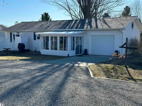 8269 Ridge Rd, Rapid City, MI 49676