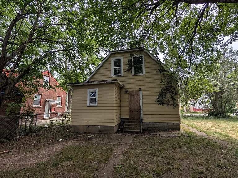 2113 W Howett St — Photo 2