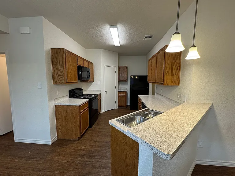 1537 Justin Loop — Photo 8