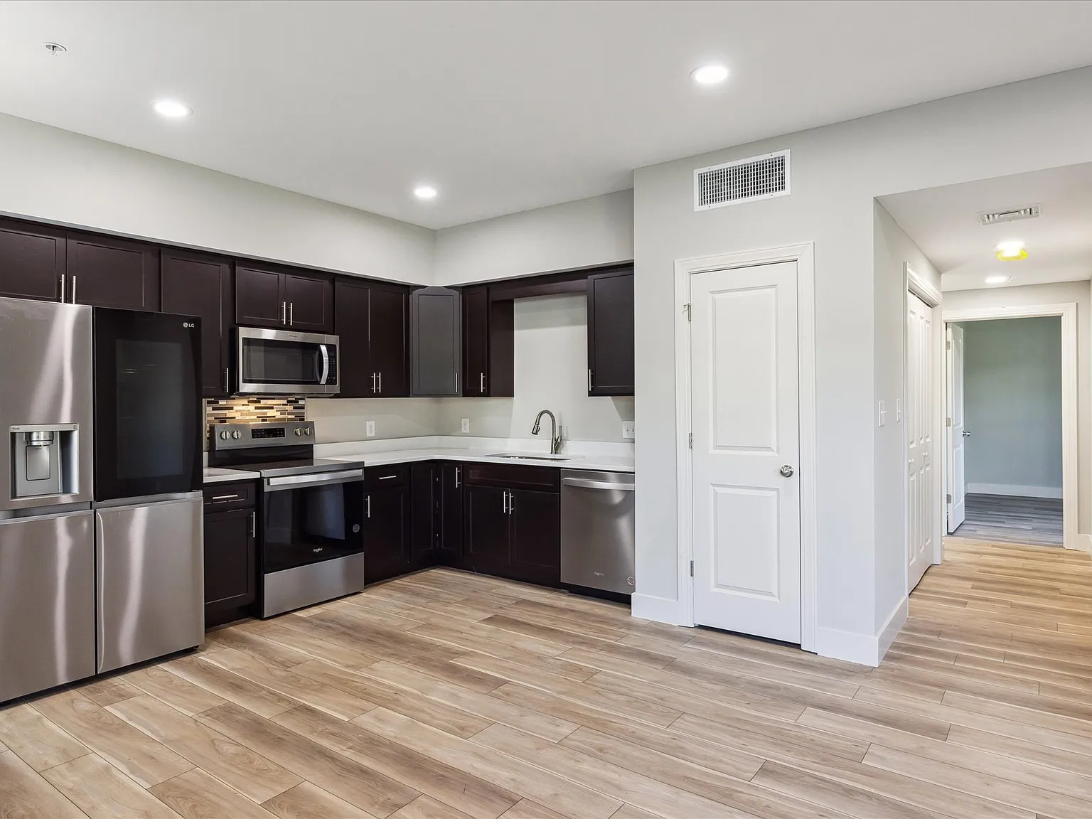 2 bed, 900 sqft, $1,650 — Photo 3