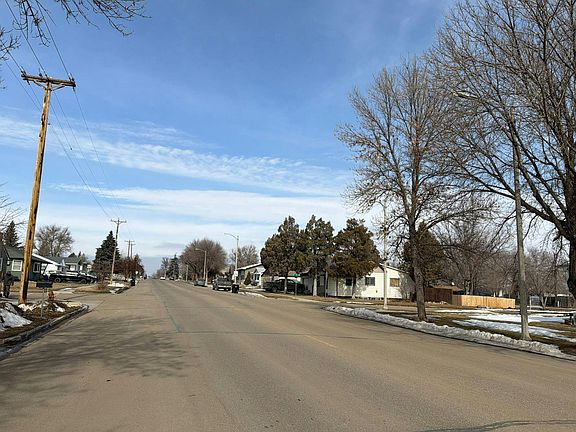4th image of 427 9th Ave W