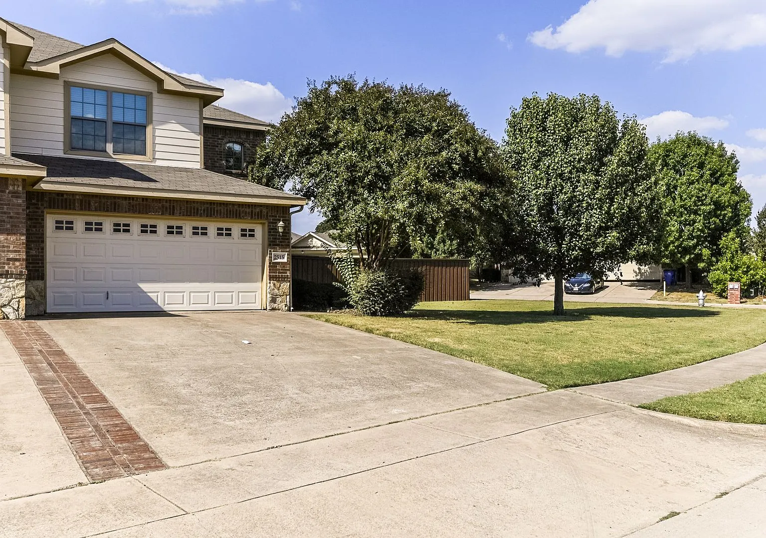 Beautiful 3 Bedroom, 2.5 Bath duplex located in Woodland Estates! — Photo 2