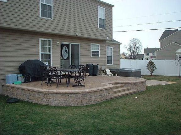2 Level Brick Patio w/ Hot Tub