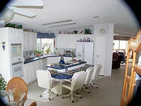 Large Kitchen w/Center Island