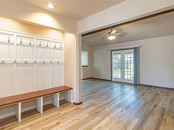 4th image of 904 Oakwood Dr