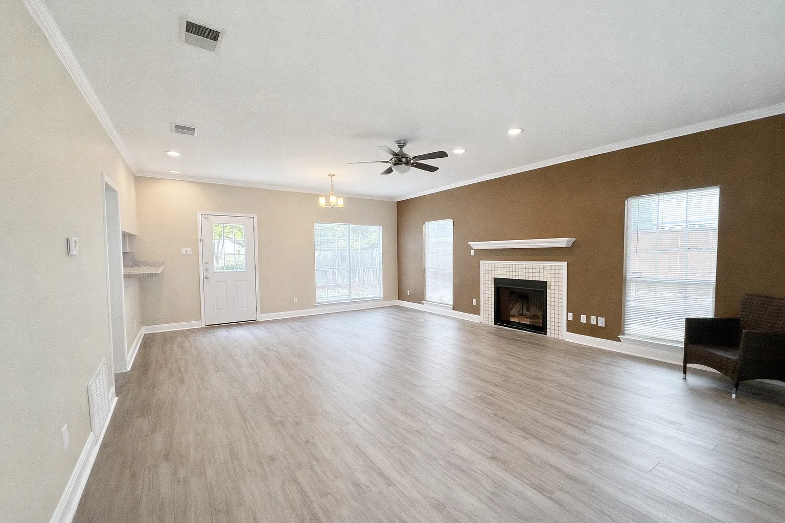 4 bed, 2.5 bath, 3850 sqft, $4,800 — Photo 2