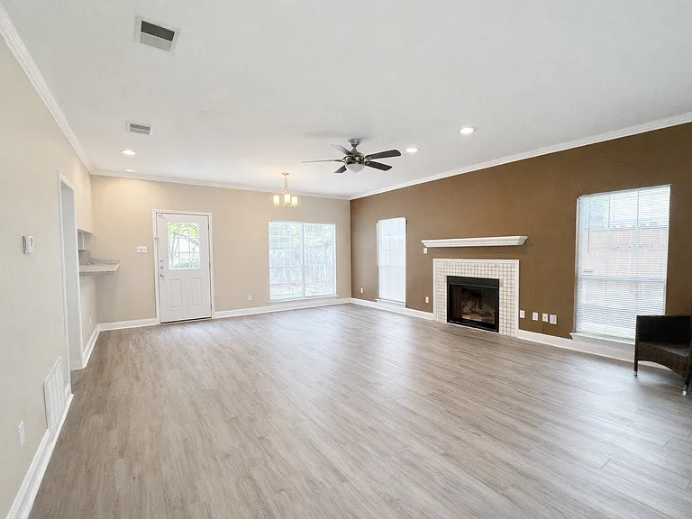 3208 Hampton Rd — Photo 2