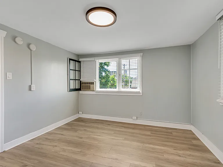 678 E 3rd Ave #1 — Photo 40